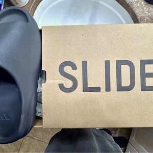 Yeezy slides black